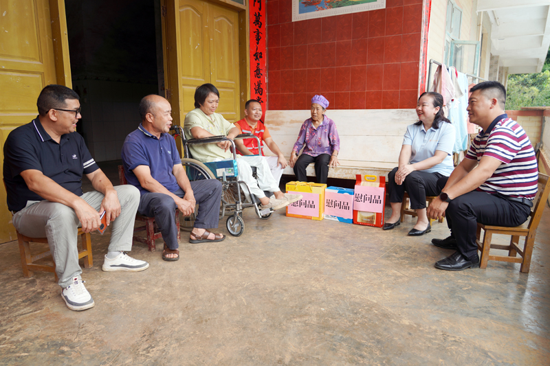 看望慰問脫貧監(jiān)測(cè)戶。李東洲攝