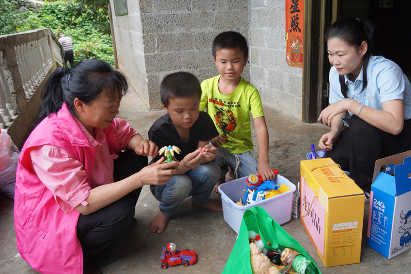 看望慰問脫貧監(jiān)測(cè)戶。李東洲攝