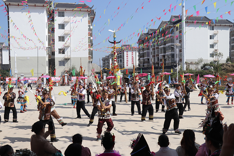 社區(qū)居民表演吹蘆笙。苗美家園社區(qū)供圖