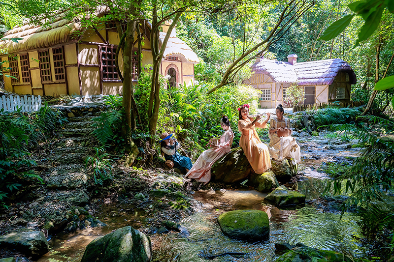 游客在雙龍溝景區(qū)內(nèi)拍照打卡。雙龍溝景區(qū)供圖