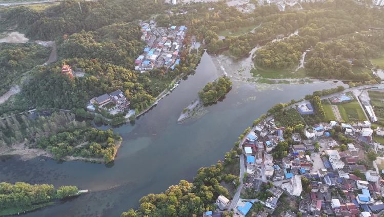 行進(jìn)中國(guó)丨千年靈渠“靈”在哪兒？一場(chǎng)大雨過(guò)后，桂林靈渠水利風(fēng)景區(qū)水流湯湯，游客不絕。興安縣南陡口村村民秦峰自家開(kāi)的農(nóng)家樂(lè)外，新修的青石板路蜿蜒至靈渠畔，草坪如綠毯般鋪展，“以前渠邊雜草叢生，現(xiàn)在成了大公園！”秦峰欣慰地說(shuō)，“現(xiàn)在游客越來(lái)越多，這靈渠又‘活’了起來(lái)?！?/><div   id=