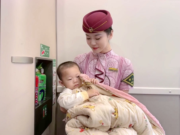 崔玉欣安撫小孩。