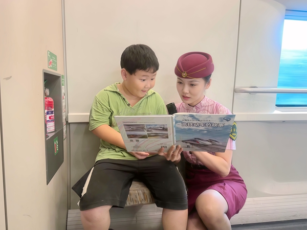 崔玉欣給小朋友講高鐵的故事。