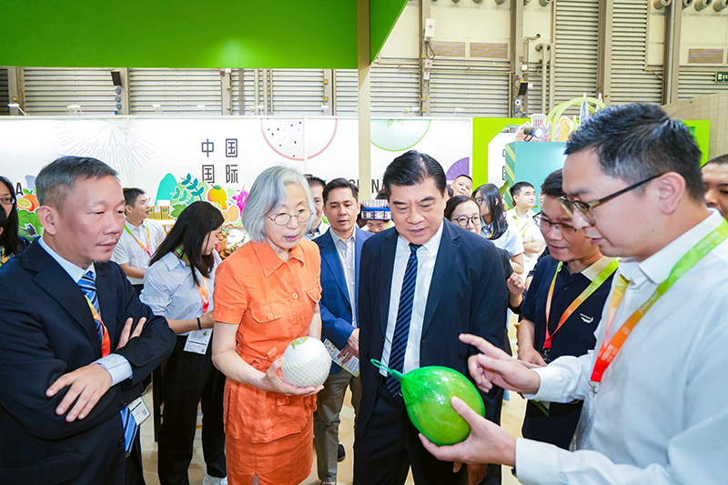 領(lǐng)導(dǎo)嘉賓參觀廣西主題館，與參展企業(yè)熱情互動(dòng)。主辦方供圖