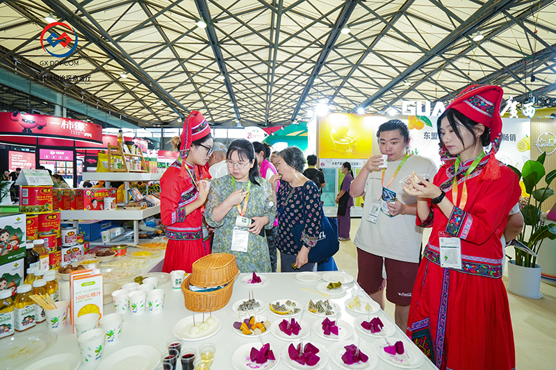 參展人員在品鑒水果。主辦方供圖