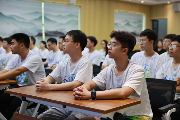 新員工正在專注于課堂學習。廣西中煙供圖