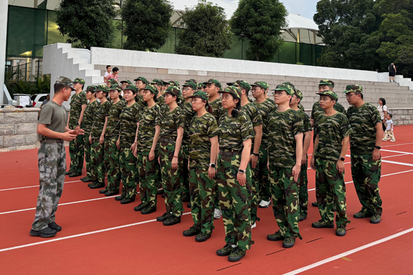 新員工正在進行隊列訓練。廣西中煙供圖