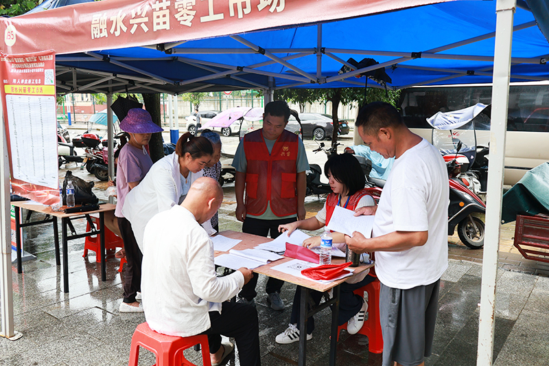 就業(yè)幫扶招聘會走進社區(qū)。苗家小鎮(zhèn)社區(qū)供圖