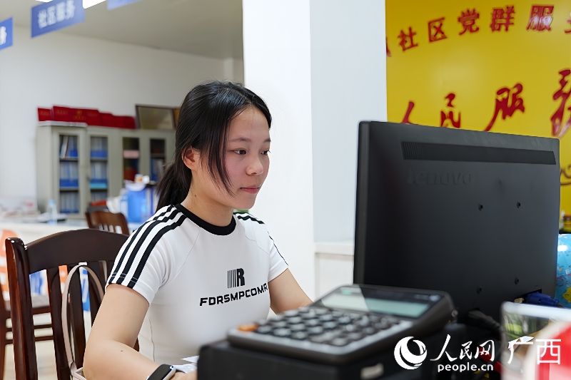 賈水清在崗位上認真工作。人民網 梁章暉攝