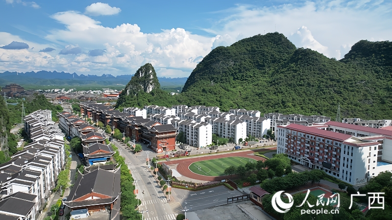 苗家小鎮(zhèn)社區(qū)。人民網 梁章暉攝