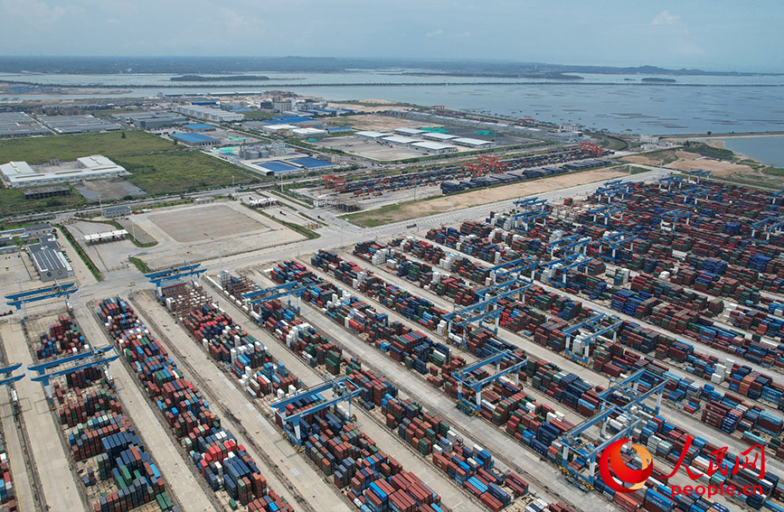 欽州港貨運(yùn)繁忙。人民網(wǎng) 梁章暉攝