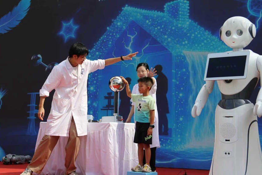 觀眾體驗靜電實驗。徐唯然攝