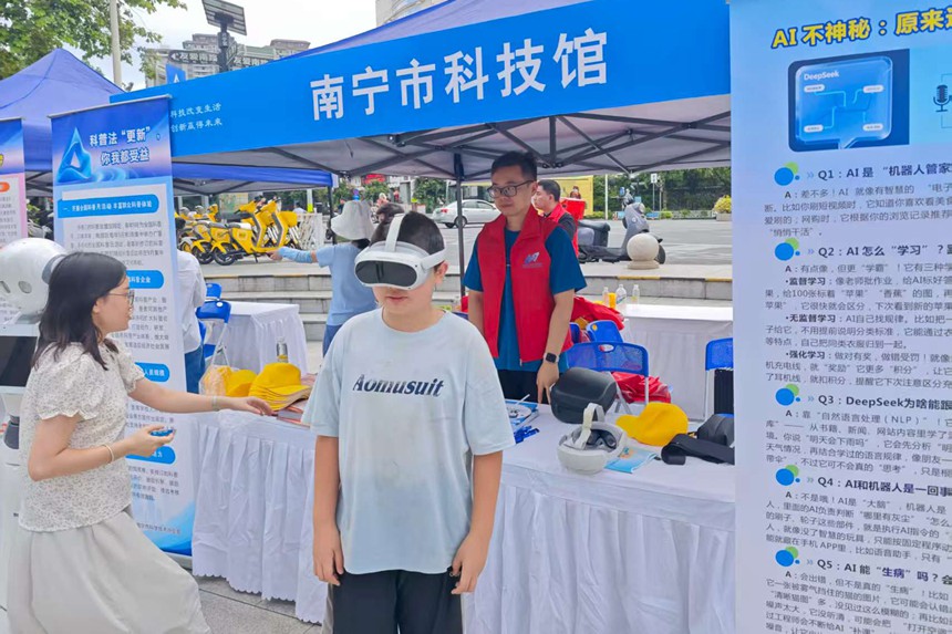 觀眾體驗VR眼鏡。王靖山攝