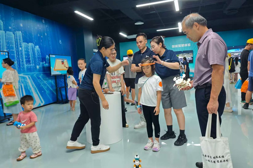 觀眾體驗腦控交互前沿科技。王靖山攝