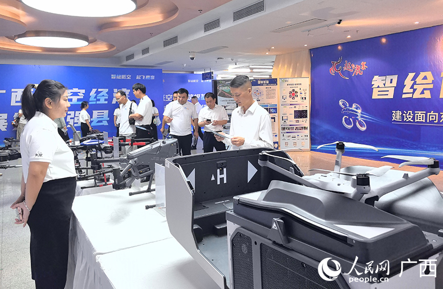 與會(huì)人員觀展。人民網(wǎng) 付華周攝