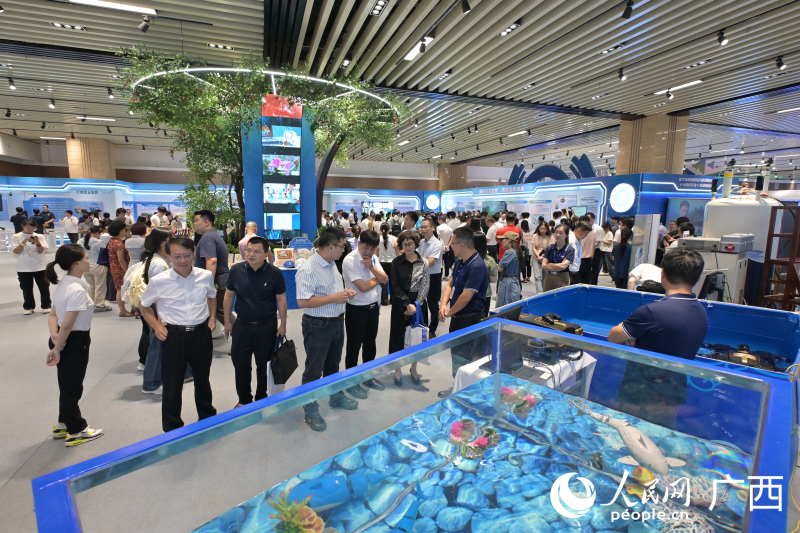 活動現(xiàn)場，水下機(jī)器人吸引觀眾駐足。人民網(wǎng) 雷琦竣攝