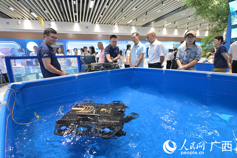 觀眾參觀“探?！敝悄芩聶C(jī)器人。人民網(wǎng) 雷琦竣攝