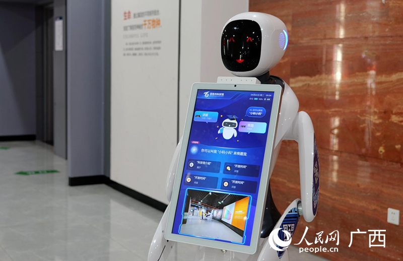 智能迎賓機(jī)器人。人民網(wǎng) 梁章暉攝