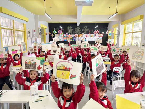 田陽區(qū)那坡鎮(zhèn)中心小學(xué)“黃房子”項目教室同學(xué)們在上美術(shù)課。廣西紅十字基金會供圖