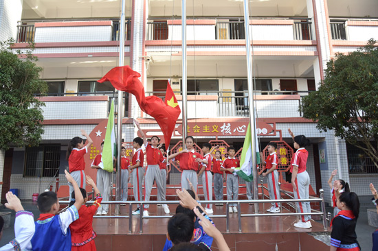 百色市德?？h鑒河小學舉行升旗儀式。共青團百色市委員會供圖