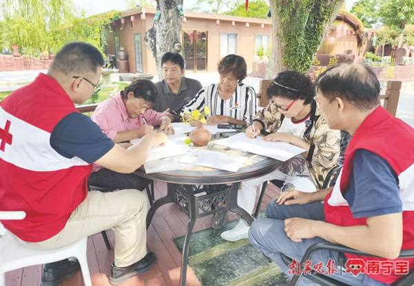 林寶霞三姐妹在南寧市紅十字會工作人員的指導下填寫遺體捐獻申請登記表。記者 宋延康 攝?