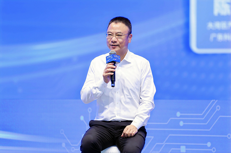 大灣區(qū)產(chǎn)教聯(lián)盟理事長(zhǎng)、廣東科技學(xué)院副校長(zhǎng)陳標(biāo)新現(xiàn)場(chǎng)點(diǎn)評(píng)。主辦方供圖