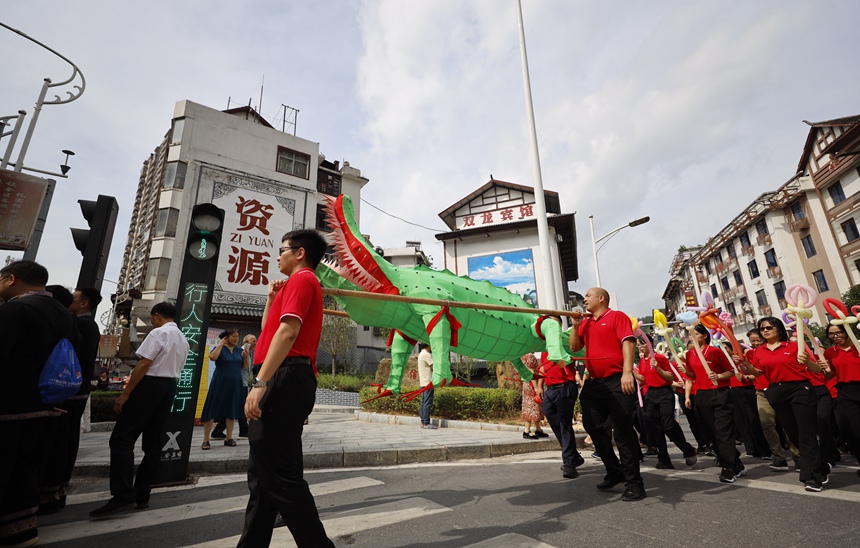 每個(gè)方陣精心推展的大型手工河燈藝術(shù)品