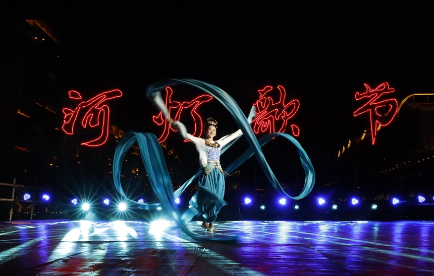 河燈寄夢(mèng)·歡歌資源”大型文藝演出在資江畔的舞臺(tái)上精彩上演