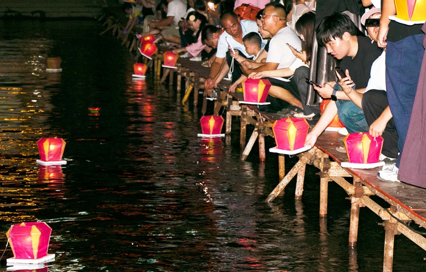 當(dāng)?shù)鼐用窈陀慰头藕訜羝砀?></p>
<p style=