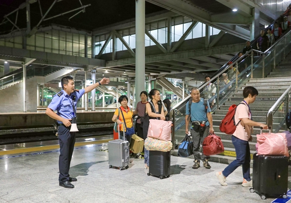 桂林北站工作人員熱情引導(dǎo)銀發(fā)旅客乘車(chē)。李洪銳攝