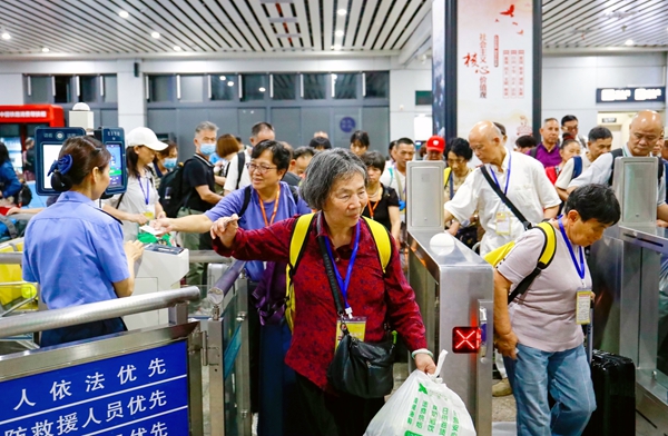 銀發(fā)旅客有序檢票進(jìn)站。鄭長(zhǎng)賢攝