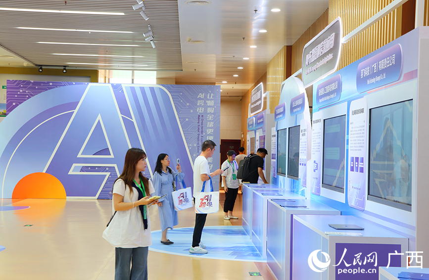 與會人員觀展。人民網(wǎng) 付華周攝