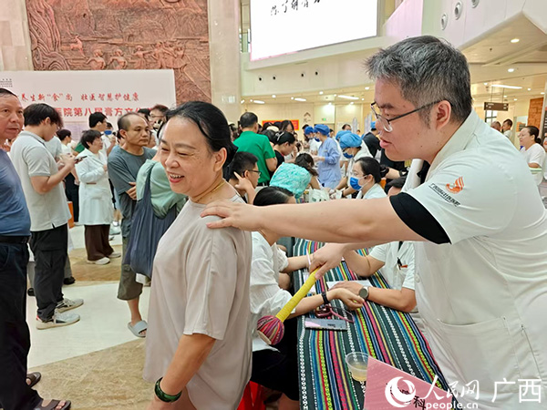 醫(yī)生為市民提供義診服務(wù)。人民網(wǎng)記者 沈泉池?cái)z