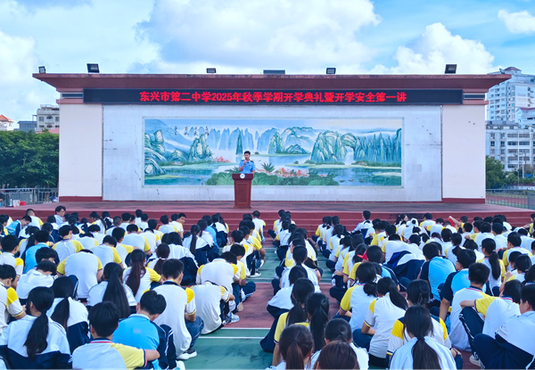 民警到校園開(kāi)展校園安全第一講。