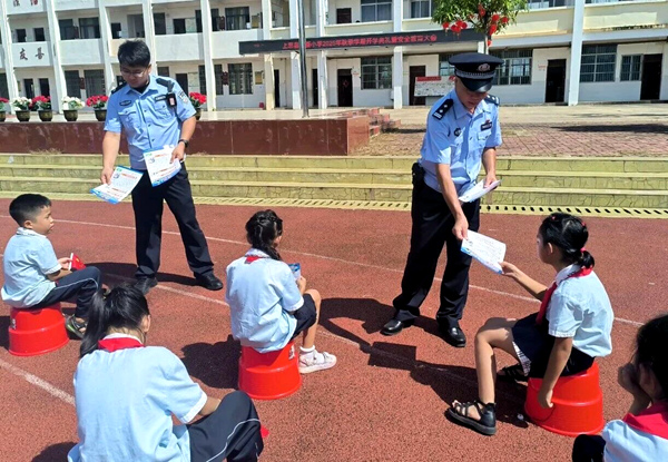 民警發(fā)放禁毒知識(shí)傳單。