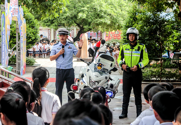 民警把交通安全課堂搬進(jìn)校園。