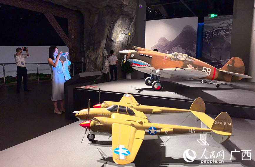 與會(huì)嘉賓參觀飛虎隊(duì)常設(shè)展覽。人民網(wǎng) 付華周攝