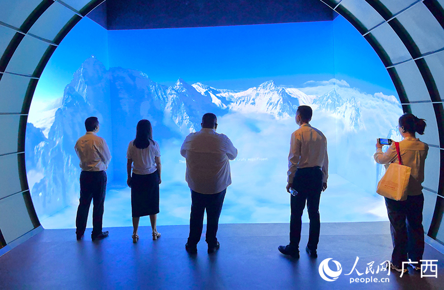 與會(huì)嘉賓沉浸式觀看穿越駝峰航線視頻。人民網(wǎng) 付華周攝