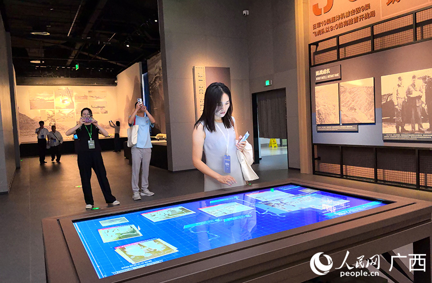 與會(huì)嘉賓參觀飛虎隊(duì)常設(shè)展覽。人民網(wǎng) 付華周攝