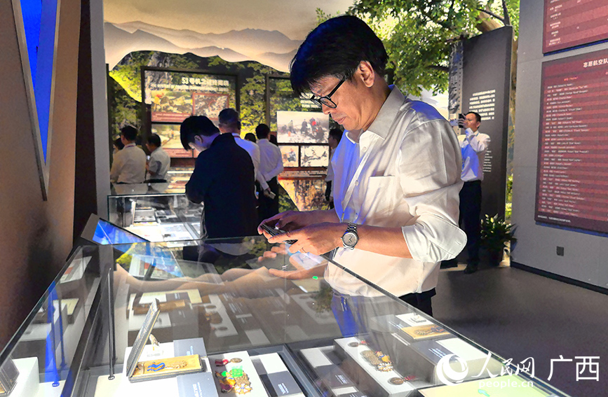 與會(huì)嘉賓參觀飛虎隊(duì)常設(shè)展覽。人民網(wǎng) 付華周攝