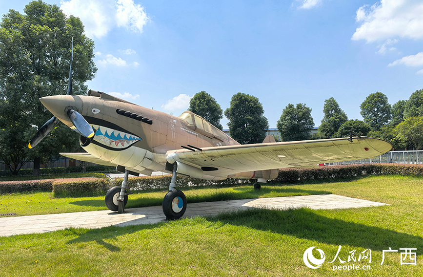 柳州市軍事博物園內(nèi)停放的飛虎隊(duì)?wèi)?zhàn)斗機(jī)模型。人民網(wǎng) 付華周攝