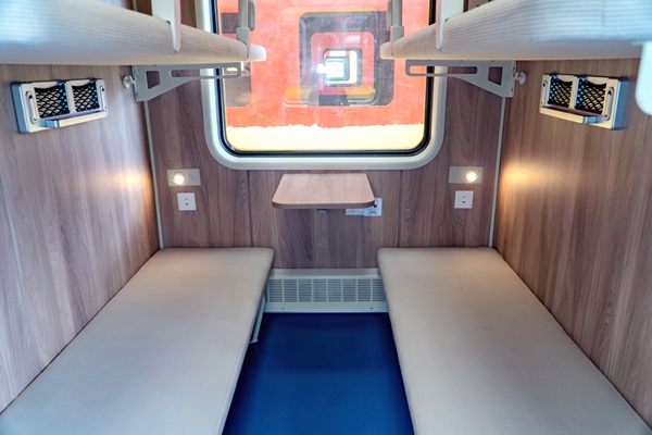 普惠型適老化旅游列車每個鋪位都增加了閱讀燈和充電口。孫赟飛攝