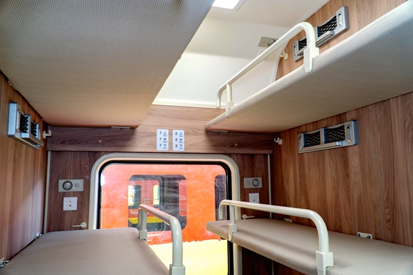 普惠型適老化旅游列車臥鋪扶手加長(zhǎng)。袁藝華攝