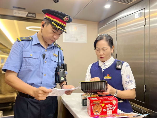 吳志瓊檢查列車餐食。段沛蕓攝
