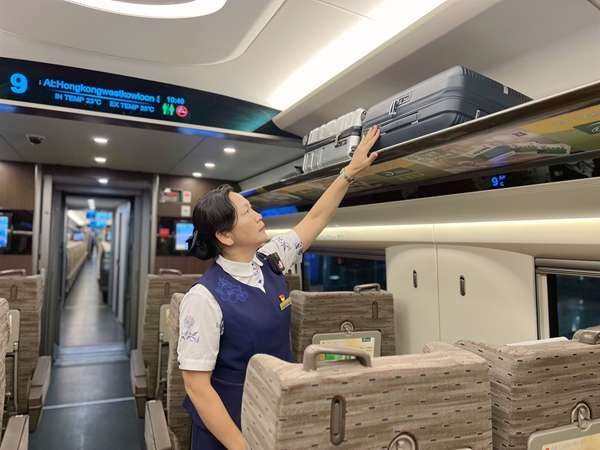 吳志瓊整理車廂行李架。段沛蕓攝