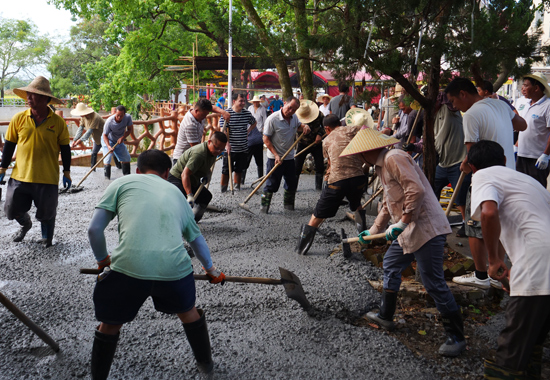 富川古城鎮(zhèn)桂洪村村民齊心協(xié)力修繕道路。富川縣委宣傳部供圖