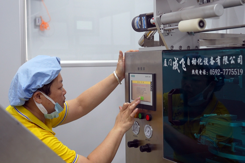 工作人員正在操作茶葉自動包裝機。