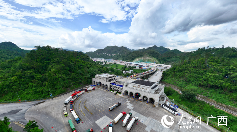 友誼關(guān)口岸出入境車(chē)輛往來(lái)不絕。人民網(wǎng) 雷琦竣攝