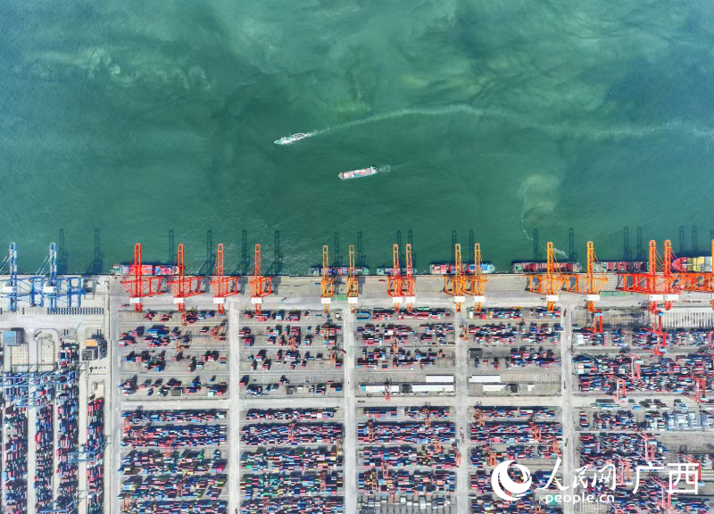 俯瞰廣西北部灣港欽州自動(dòng)化集裝箱碼頭。人民網(wǎng) 付華周攝