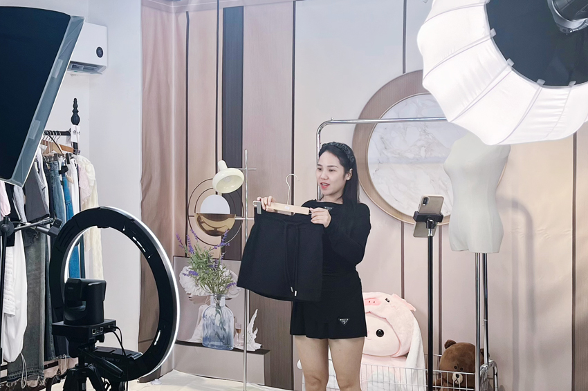 主播在憑祥跨境電商直播基地介紹商品。憑祥市委宣傳部供圖